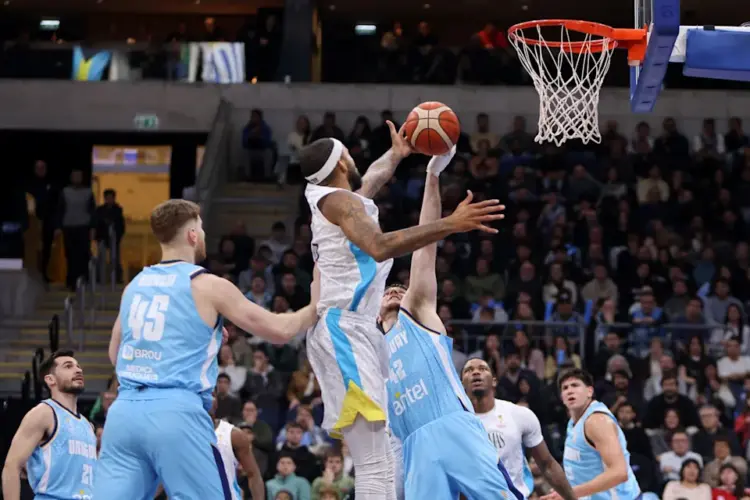 Buddy Hield brilla en triunfo de Bahamas por 103-94