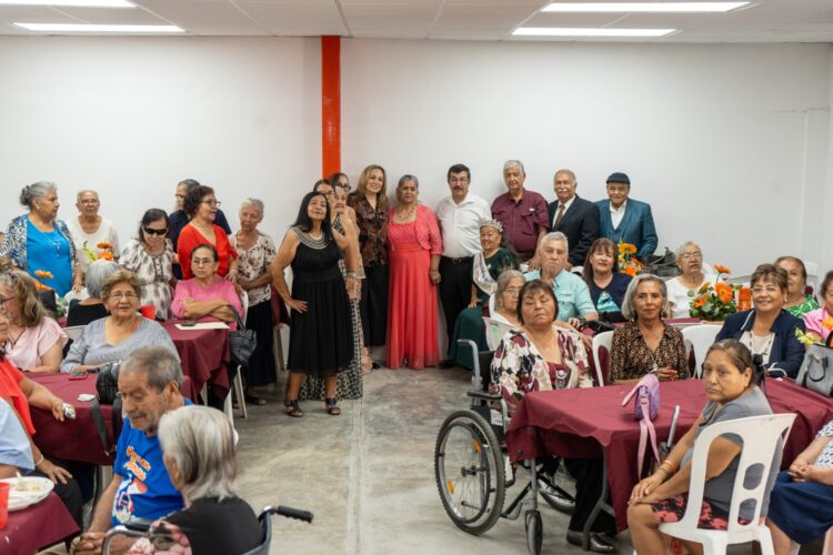 Celebra la UAT a adultos mayores del COMASS con nuevas instalaciones y emotivo festejo