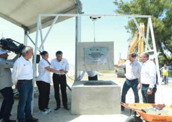 Coloca Américo Villarreal primera piedra del Museo Interpretativo de la Tortuga Lora en Soto la Marina
