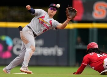 Error de Dane Myers da triunfo a Cardenales sobre Rojos