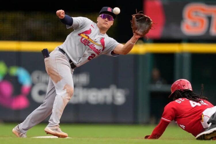 Error de Dane Myers da triunfo a Cardenales sobre Rojos