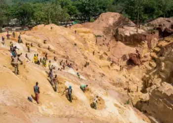 Mina de oro colapsa y deja más de 100 muertos