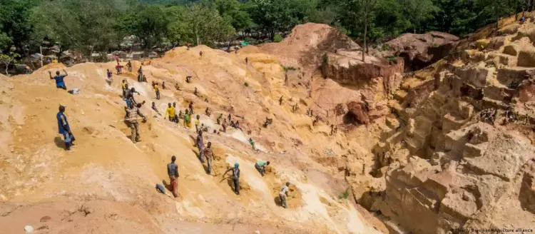 Mina de oro colapsa y deja más de 100 muertos