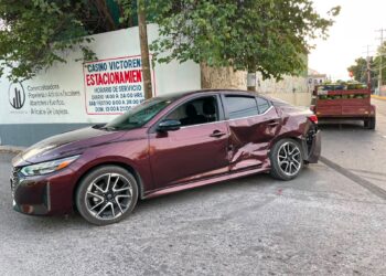 Conductor de versa omite alto en crucero 18 y Juárez y lo embiste camioneta repleta de sandías