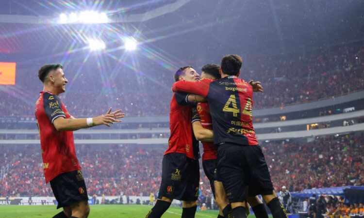 Camilo Vargas ataja penal y Atlas derrota a Tigres