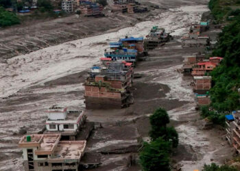 Riada en Nepal y China deja casi 900 desaparecidos