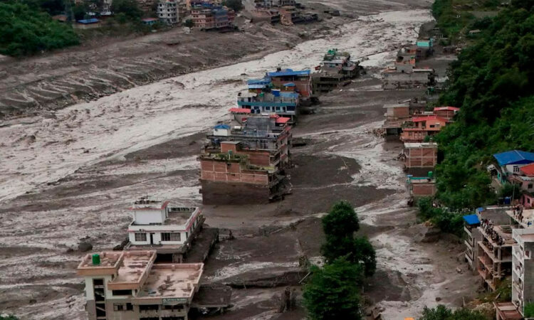 Riada en Nepal y China deja casi 900 desaparecidos
