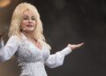 Dolly Parton continúa trabajando a pesar de problemas de salud