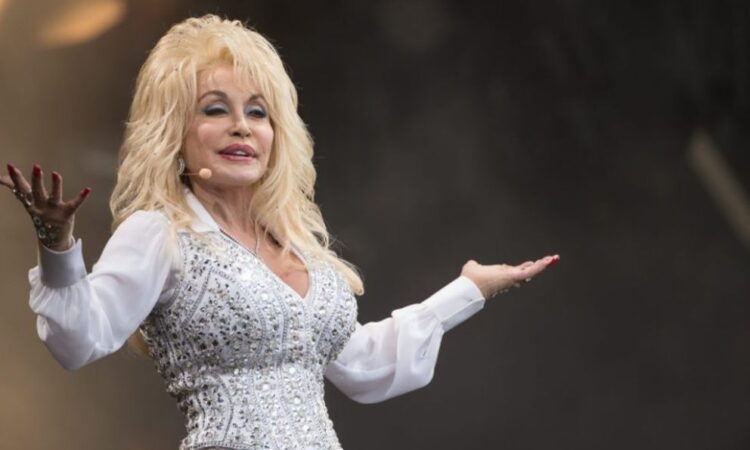 Dolly Parton continúa trabajando a pesar de problemas de salud