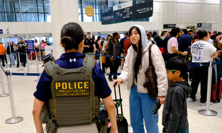 ICE separa a más familias; miles de padres de niños ciudadanos han sido detenidos