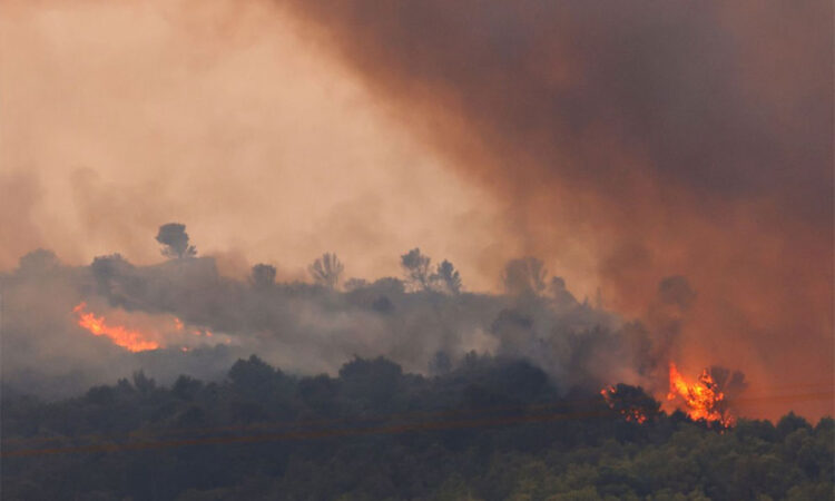 Densa nube de humo obliga a confinar a miles en Francia
