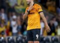 Afición de los Wolves recibe entre aplausos a Raúl Jiménez