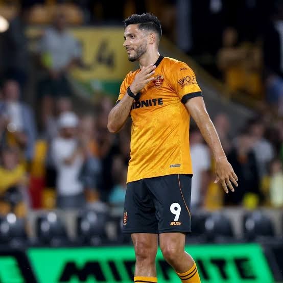Afición de los Wolves recibe entre aplausos a Raúl Jiménez