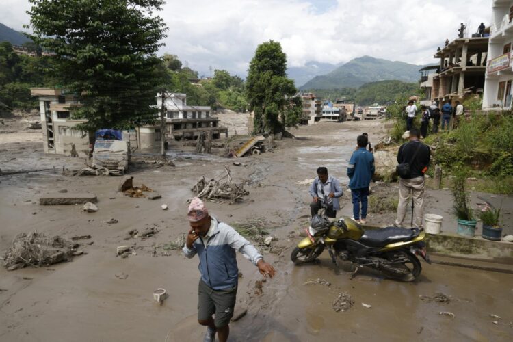 Avalancha en Nepal deja graves daños y zonas sin energía