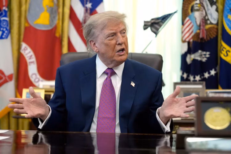 Trump anuncia acuerdo petrolero con Venezuela por 65 mil mdd