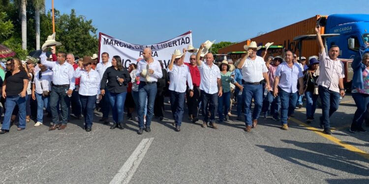 Cierran carretera a Monterrey