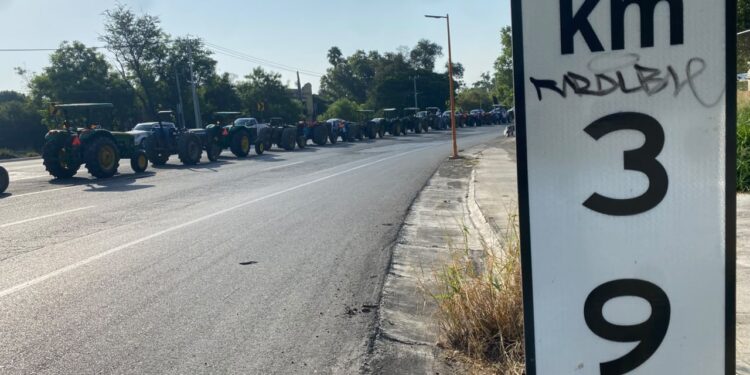 Cierran carretera a Monterrey