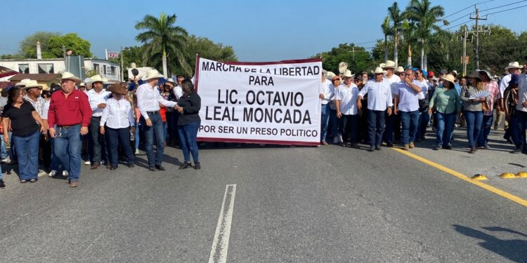 Cierran carretera a Monterrey