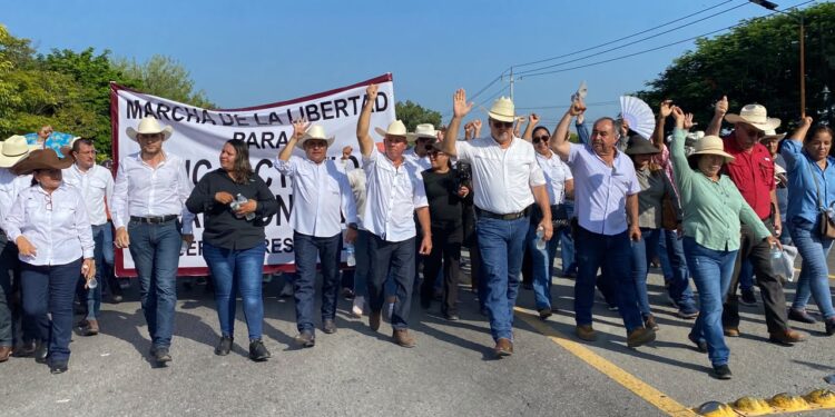 Cierran carretera a Monterrey