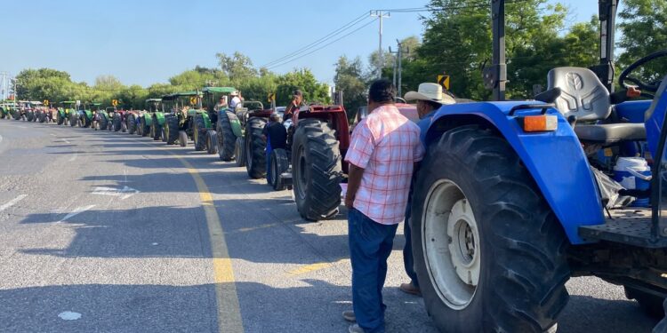 Cierran carretera a Monterrey