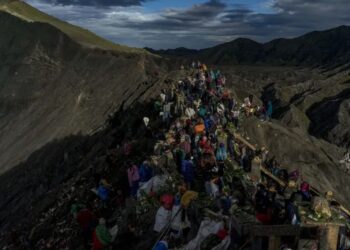 Incendios obligan a cerrar el Monte Bromo en Indonesia