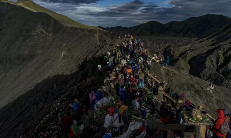 Incendios obligan a cerrar el Monte Bromo en Indonesia