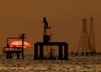 Crisis en Ormuz dispara el precio internacional del petróleo