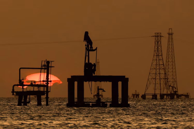 Crisis en Ormuz dispara el precio internacional del petróleo