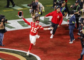 Eric Bieniemy sigue alejado de Chiefs por crisis familiar
