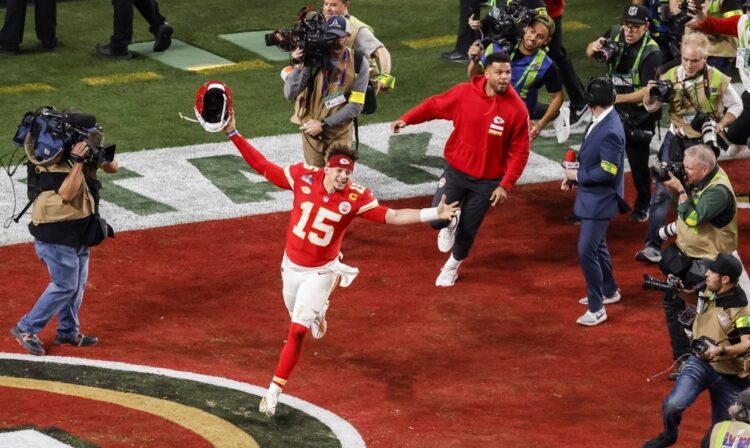 Eric Bieniemy sigue alejado de Chiefs por crisis familiar