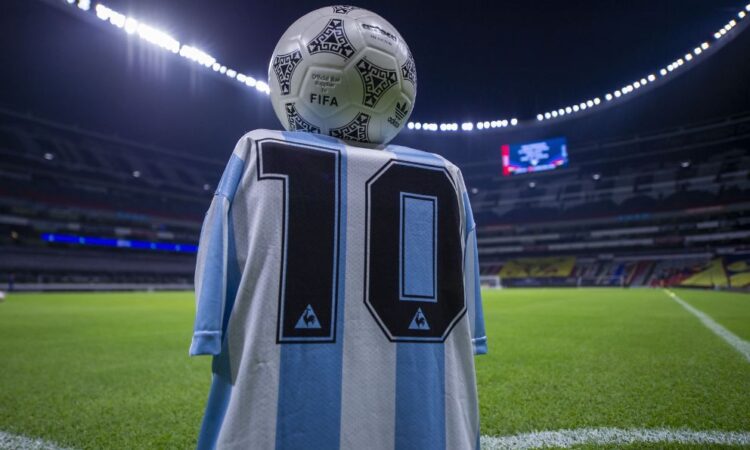 Subastan balón de la “Mano de Dios” de Maradona en millonaria cifra