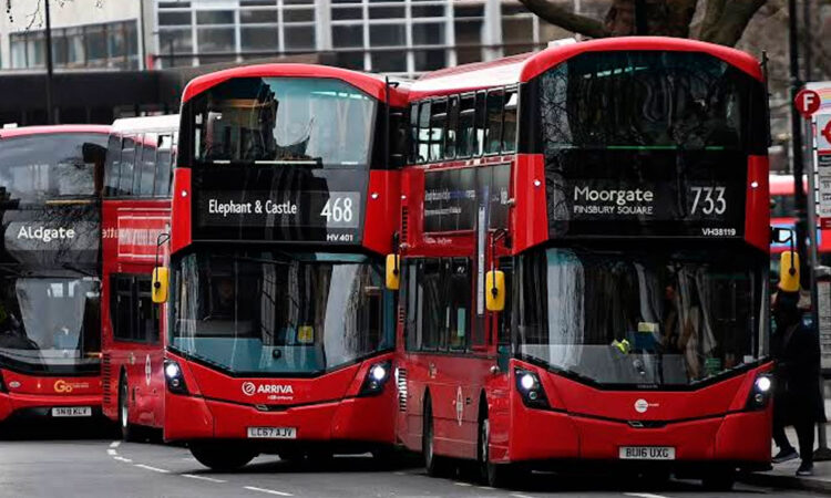 Mil 500 conductores de Londres paran labores por el calor extremo