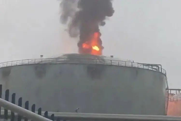 Se incendia tanque en complejo Pajaritos de Pemex