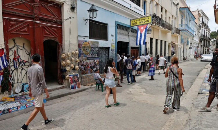 Turismo cubano registra fuerte caída con casi 600 mil visitantes menos