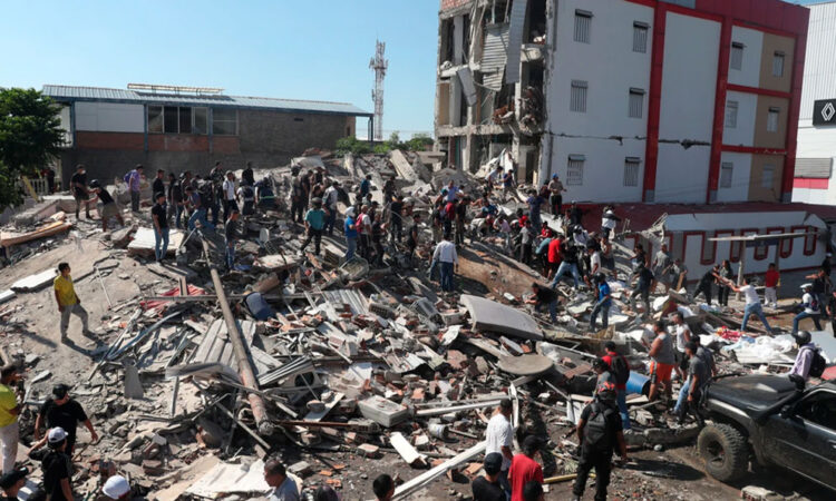 Terremoto de 7.4 deja cientos de muertos y miles de desaparecidos en Colombia