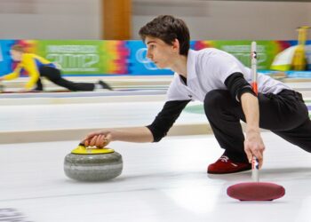 Por qué en curling los barredores deben evaluar al mismo tiempo la velocidad y la rotación de la piedra
