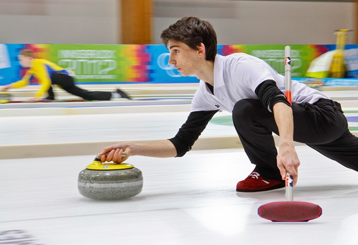 Por qué en curling los barredores deben evaluar al mismo tiempo la velocidad y la rotación de la piedra