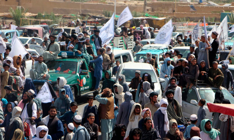 Talibanes endurecen control en Afganistán y prohíben todas las protestas