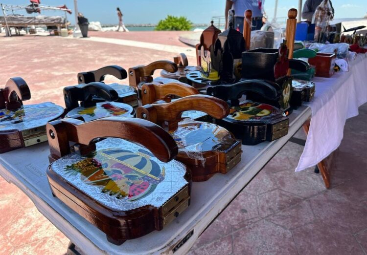 Promueve CEDES Altamira reinserción social con venta de artesanías