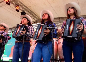 El fara fara no se apaga en la frontera: así rescatan la música norteña en Río Bravo