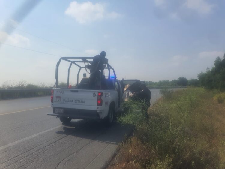 Guardia Estatal auxilia a adulto mayor en carretera