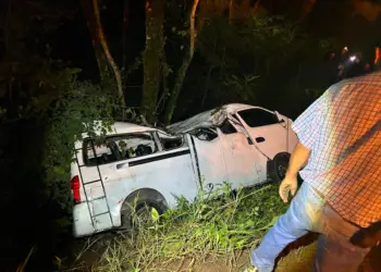 Asalto a autobús en Puebla causa volcadura y 17 heridos