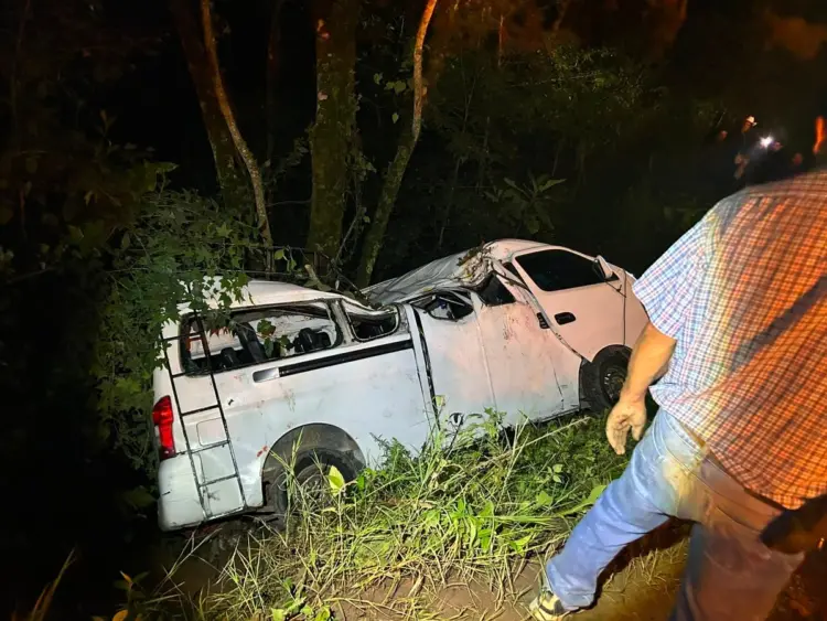 Asalto a autobús en Puebla causa volcadura y 17 heridos