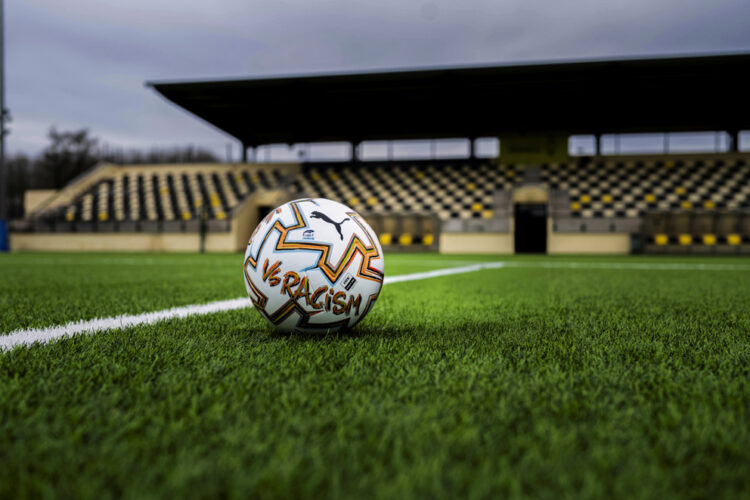 Villarreal vence al Racing en el regreso de los cántabros a LaLiga