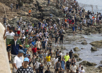 Marruecos admite miles de cruces y 11 fallecidos en Ceuta