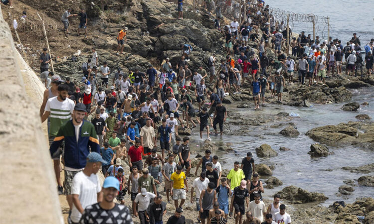 Marruecos admite miles de cruces y 11 fallecidos en Ceuta