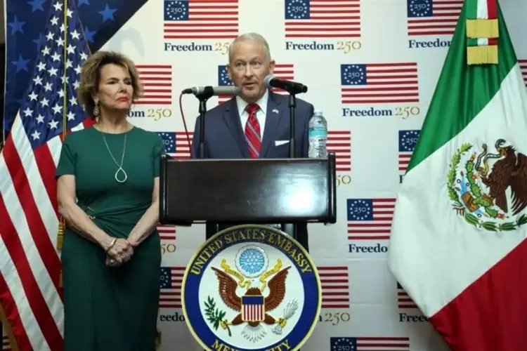 Johnson pide colaboración y no rivalidad México-EEUU