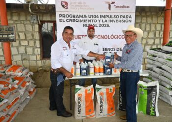 Entregan apoyos a ganaderos de Antiguo Morelos