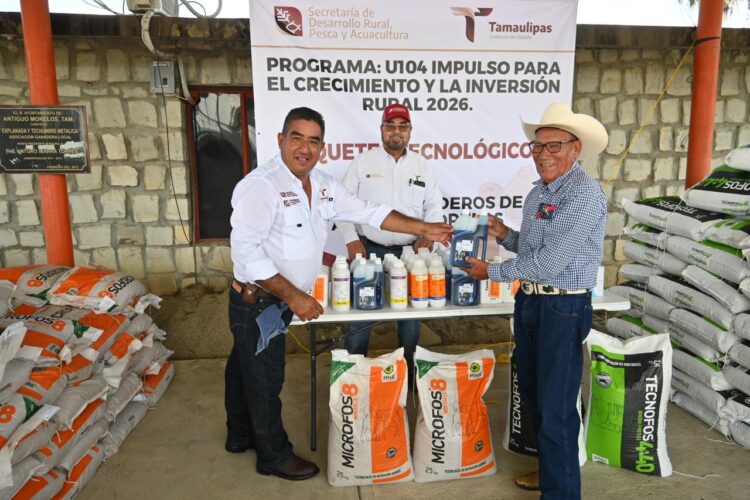 Entregan apoyos a ganaderos de Antiguo Morelos