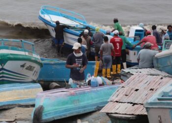 Cárteles y ataques de EU acorralan a pescadores de Ecuador
